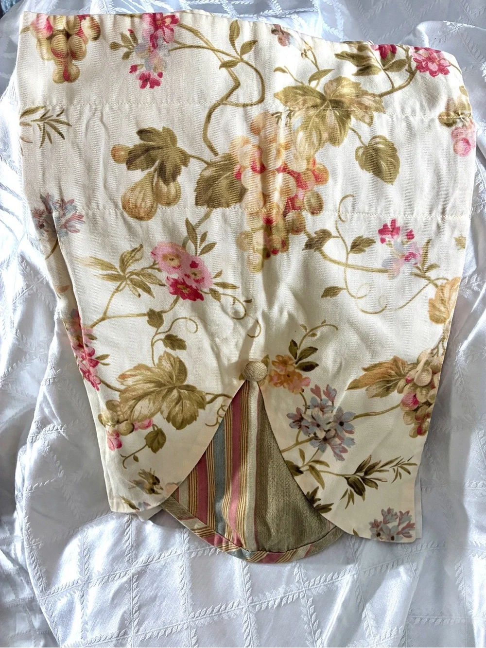 Vintage Waverly home classic Napoli cameo Scalloped Valance in Cream with pink